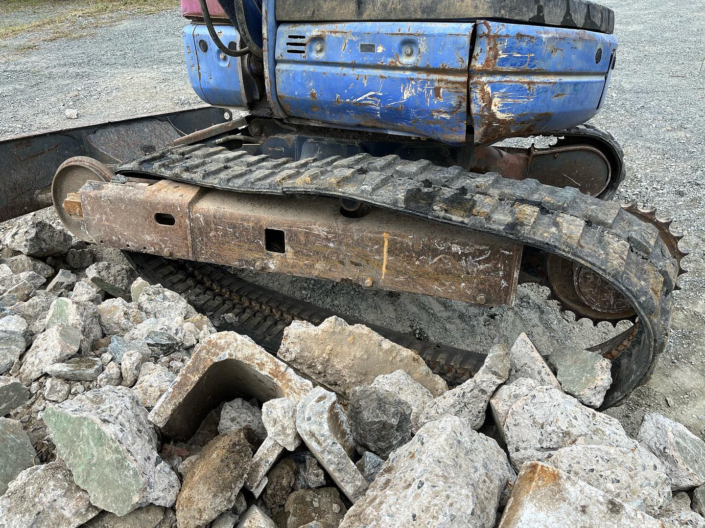 コマツ小型建設機械ゴムクローラー外れ修理@福岡県粕屋町 | ブログ 
