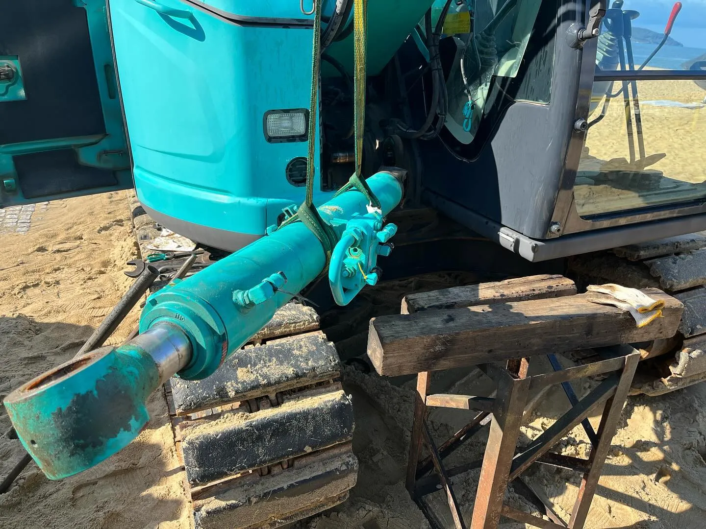 コベルコ建設機械SK75SR-3ブームシリンダー油漏れ修理@...